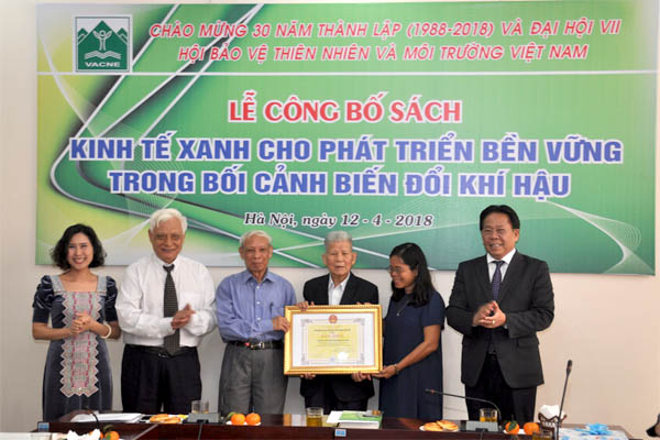 VACNE[-]nhận[-]Bằng[-]khen[-]của[-]Liên[-]hiệp[-]các[-]Hội[-]KH-KT[-]Việt[-]Nam